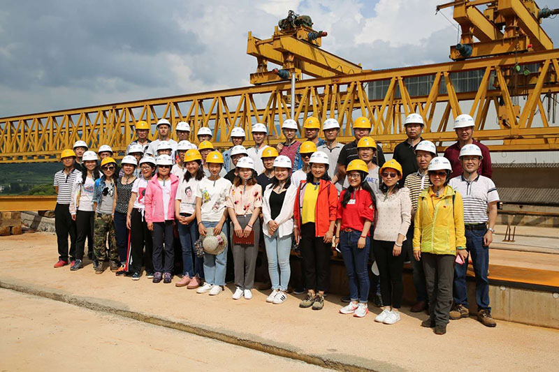 1532069771592977.jpg 全體新員工在九龍?zhí)卮髽蛑屏簣鰠⒂^學(xué)習(xí).jpg