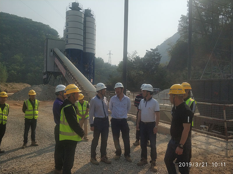 謝書(shū)記一行檢查拌合站.jpg