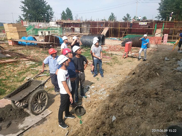 1560756552449682.jpg 執(zhí)行項目經理李恩懷帶隊到張寨鎮(zhèn)污水處理廠檢查指導.jpg