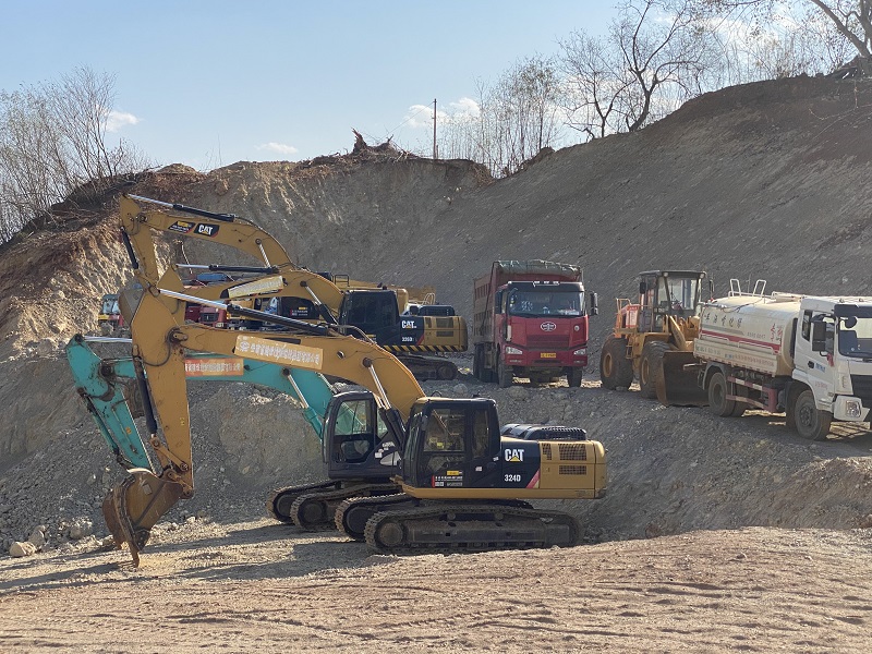 1583984938516381.jpg 現(xiàn)場復(fù)工機械.jpg