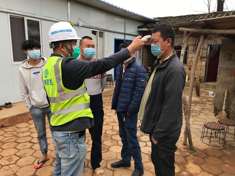 1583984944137163.jpg 給勞務(wù)人員進行體溫測量.jpg