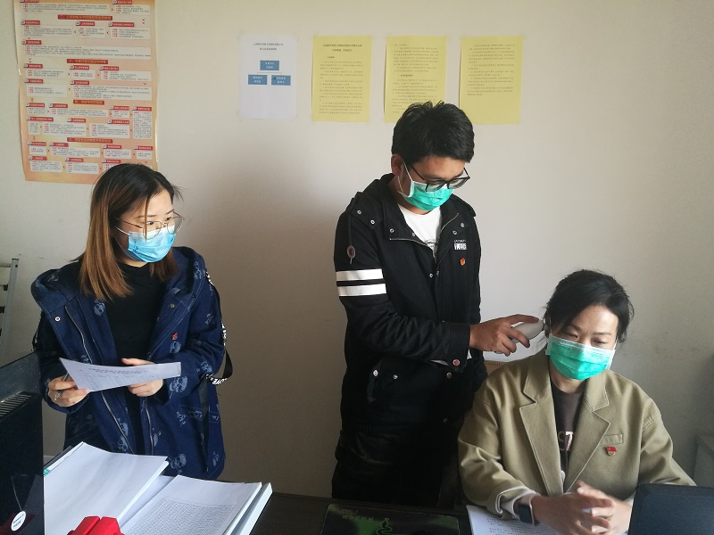 1584579345121526.jpg 為上崗?fù)聹y體溫.jpg