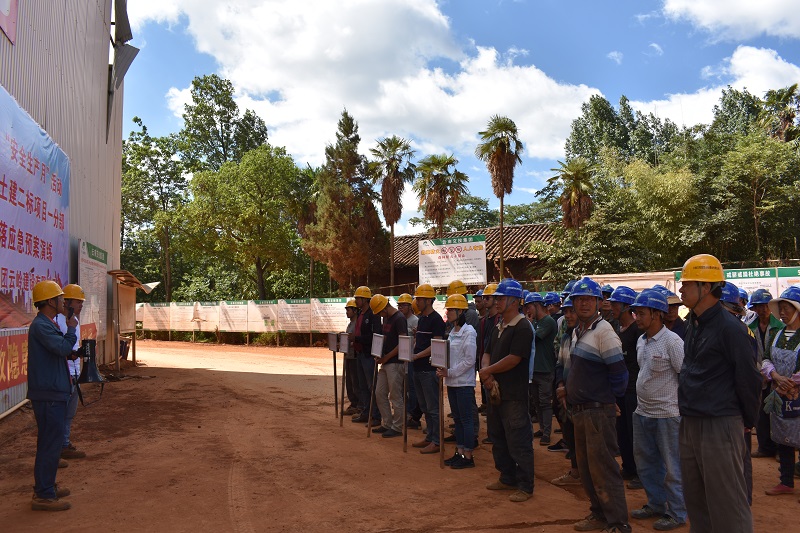 1592971202723438.jpg 圖3 開展高空墜落應(yīng)急救援演練活動(dòng).JPG