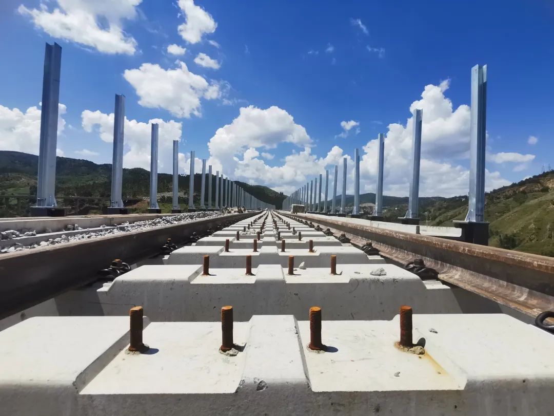 1662034710187124.jpg 祥云財富鐵路專用線正線鋪軌完成!4.jpg