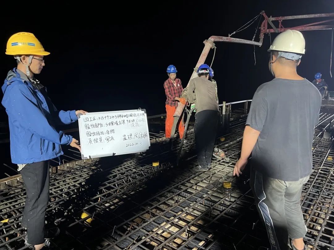 1665194250255990.jpg 2022-10-04-景洪神秘谷瀾滄江大橋主梁9號(hào)塊順利澆筑完成.jpg