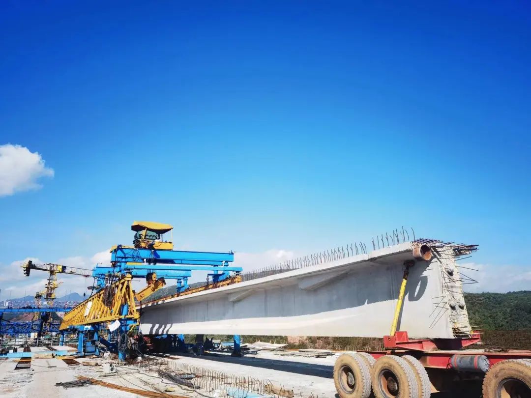 2022-10-01-永大項(xiàng)目羊蹄江大橋引橋T梁順利架設(shè)完成！1.jpg