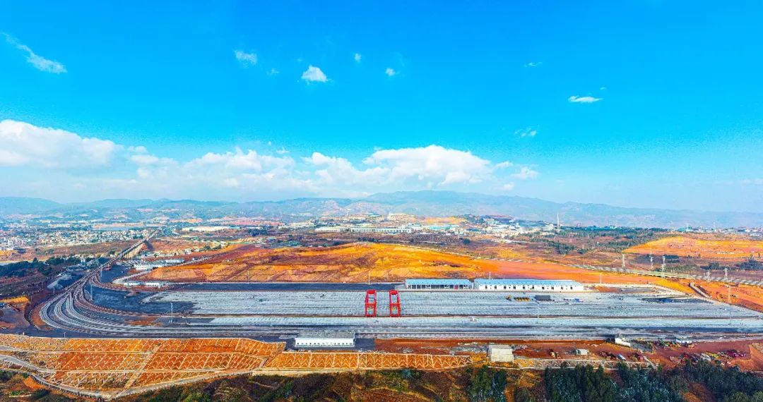 1672712383861817.jpg 2022-12-29-云南省最大鐵路專用線——祥云財(cái)富鐵路專用線開(kāi)通運(yùn)營(yíng).jpg